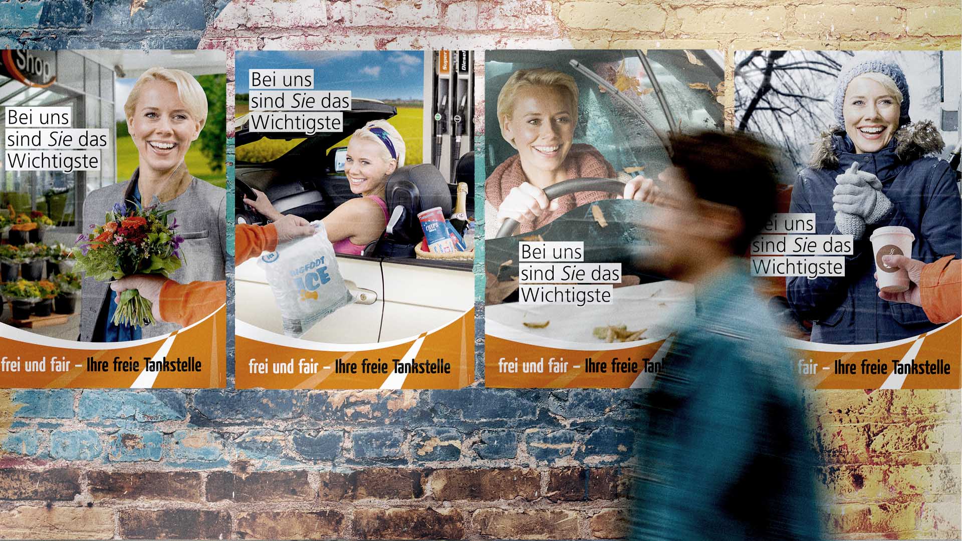 Plakatwand mit Plakaten für die Einkaufsgesellschaft freier Tankstellen mbH